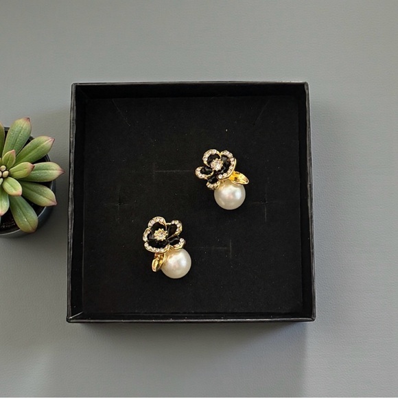 Elegant Gold and Black Floral Pearl Earrings in a Black Jewelry Box - Picture 10 of 10